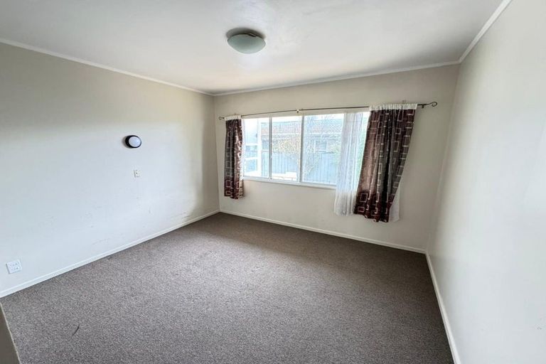 Photo of property in 1/130 Te Atatu Road, Te Atatu South, Auckland, 0610