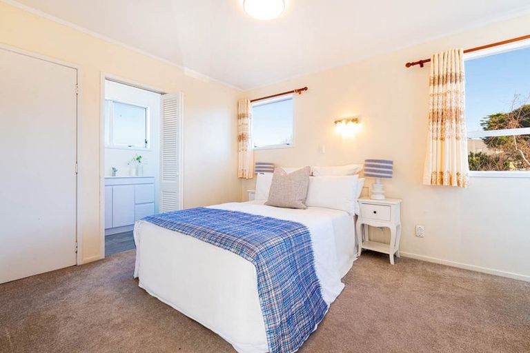 Photo of property in 8 Lisa Rise, Half Moon Bay, Auckland, 2012