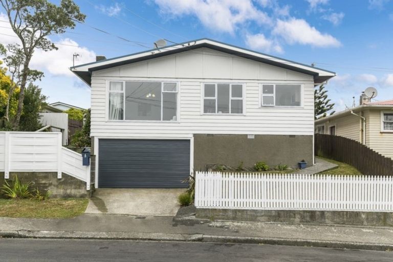 Photo of property in 3 Alder Place, Newlands, Wellington, 6037