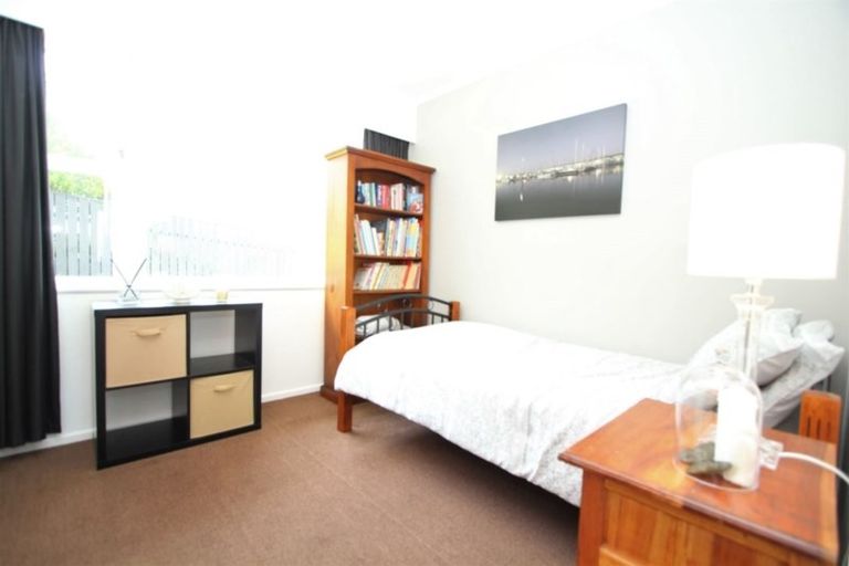 Photo of property in 8 Griffiths Grove, Newlands, Wellington, 6037