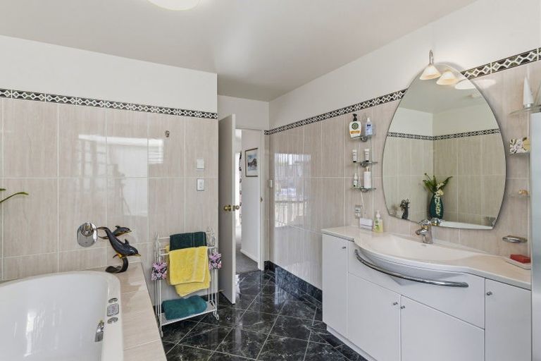 Photo of property in 11 Oakwood Grove, Paraparaumu Beach, Paraparaumu, 5032