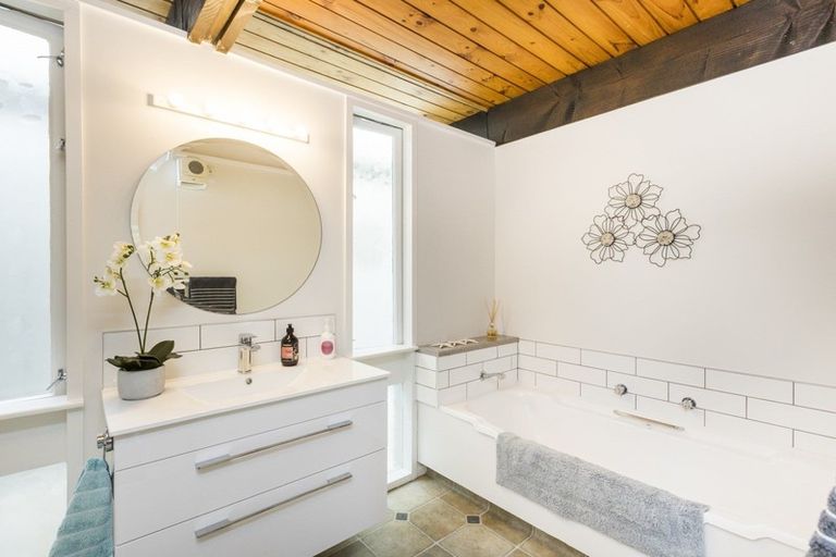 Photo of property in 11 Chilton Grove, Hokowhitu, Palmerston North, 4410