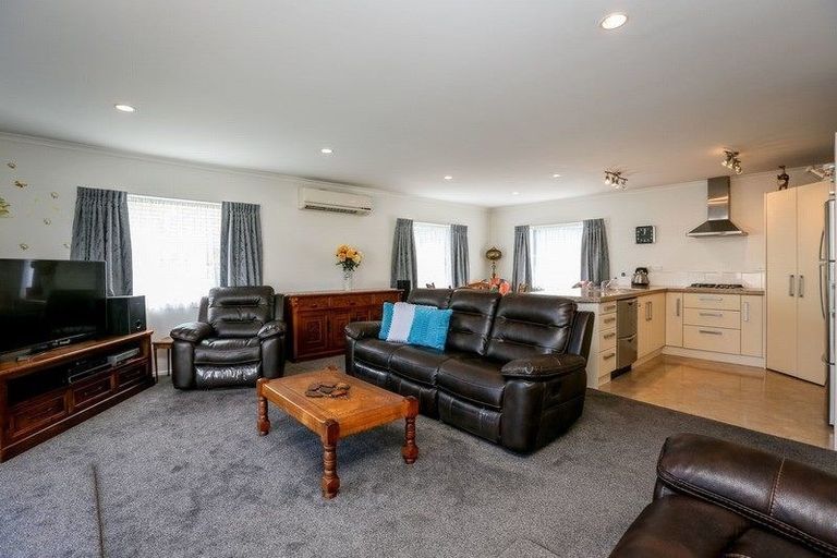 Photo of property in 5a Simons Street, Moturoa, New Plymouth, 4310