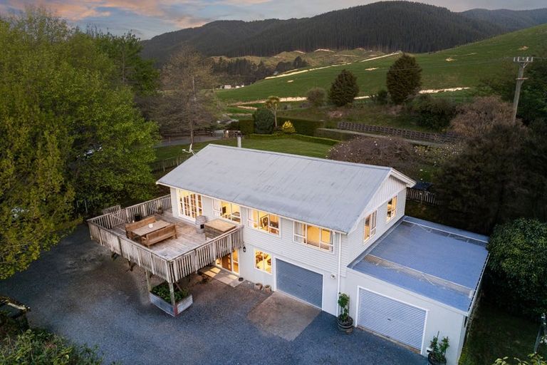 Photo of property in 52 Katherine Mansfield Drive, Whitemans Valley, Upper Hutt, 5371