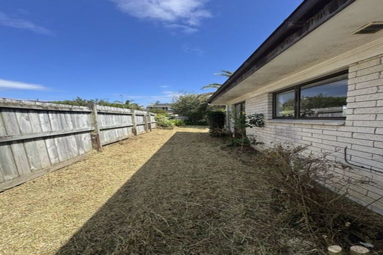 Photo of property in 2 Darlington Place, Glendene, Auckland, 0602