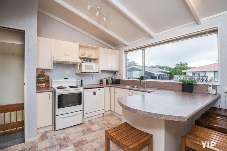 Photo of property in 18 Colchester Crescent, Newlands, Wellington, 6037