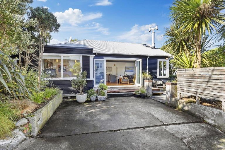 Photo of property in 16 Beach Street, Island Bay, Wellington, 6023