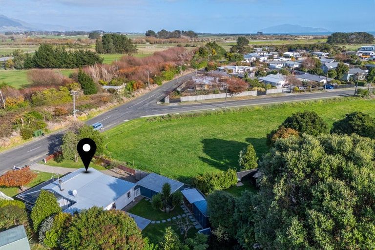 Photo of property in 17 Old Coach Road South, Otaki Beach, Otaki, 5512