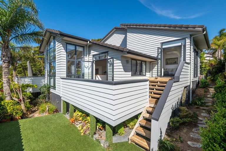 Photo of property in 15 Seagate Place, Red Beach, 0932