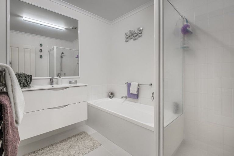 Photo of property in 17 Ryehill Close, New Lynn, Auckland, 0600