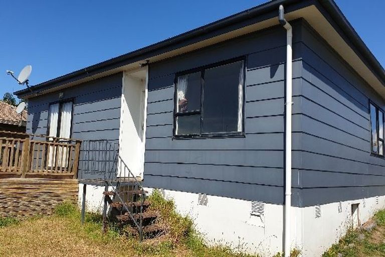 Photo of property in 2/7 Barbados Drive, Unsworth Heights, Auckland, 0632