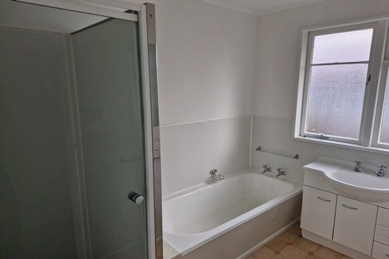 Photo of property in 3 Waters Place, New Lynn, Auckland, 0600