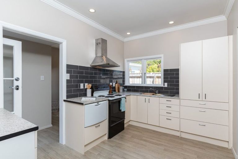 Photo of property in 7b Romney Square, Tawa, Wellington, 5028