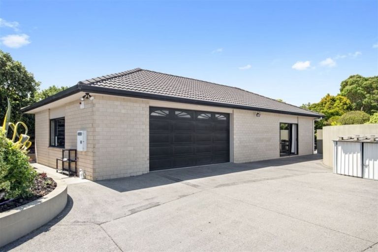 Photo of property in 8 Frank Knight Place, Waiuku, 2123