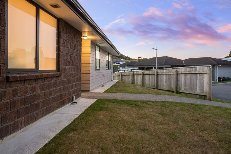 Photo of property in 8 Hull Place, Whitby, Porirua, 5024