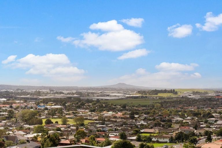 Photo of property in 13 Bartells Drive, Goodwood Heights, Auckland, 2105