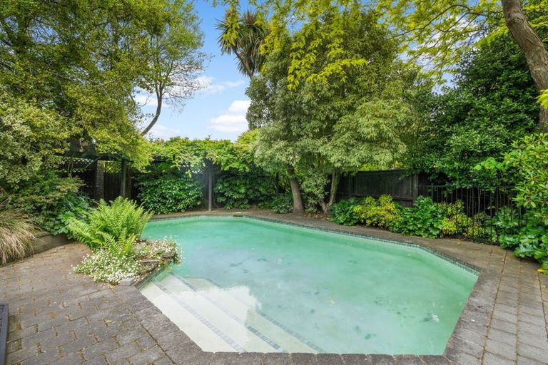 Photo of property in 16 Felstead Place, Avonhead, Christchurch, 8042