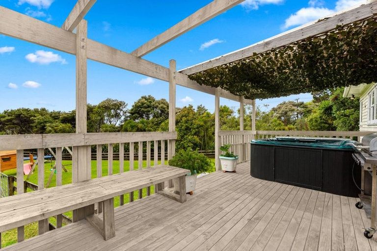 Photo of property in 2 Slater Road, South Head, Helensville, 0874