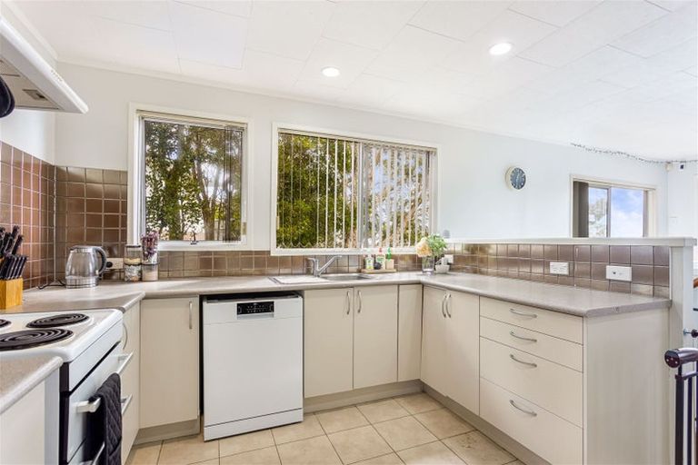 Photo of property in 98 Reynella Drive, Massey, Auckland, 0614