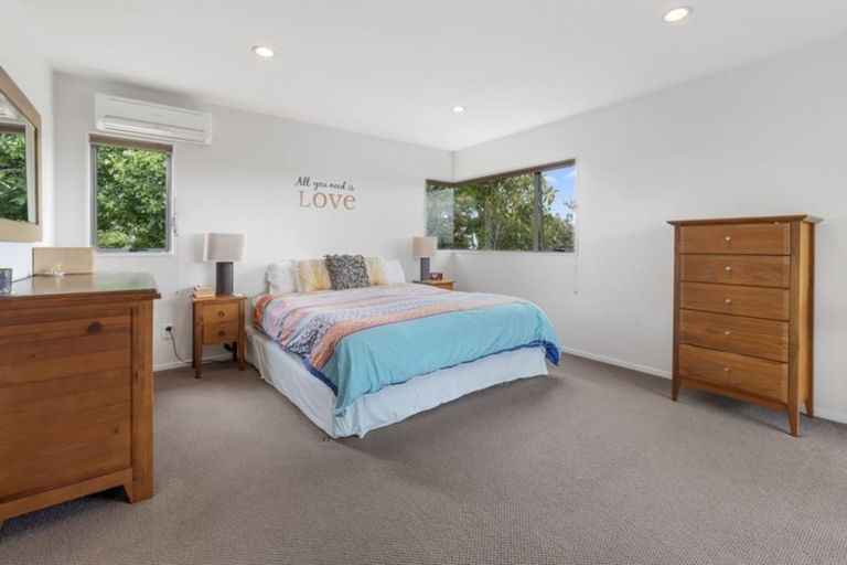 Photo of property in 2/23 Sunset Road, Totara Vale, Auckland, 0632