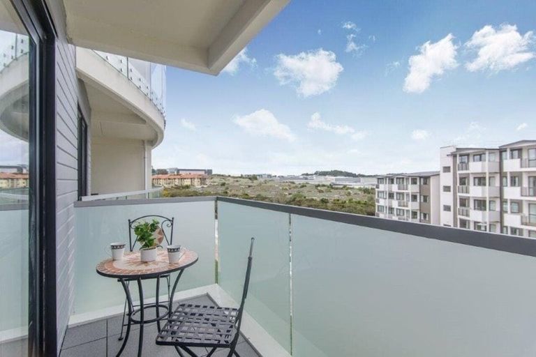 Photo of property in Apollo Apartments, 201/46 Rosedale Road, Rosedale, Auckland, 0632