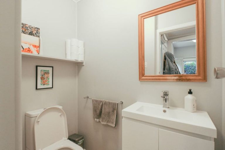 Photo of property in 35 Farm Road, Northland, Wellington, 6012