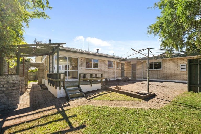 Photo of property in 3 Rika Place, Kawaha Point, Rotorua, 3010