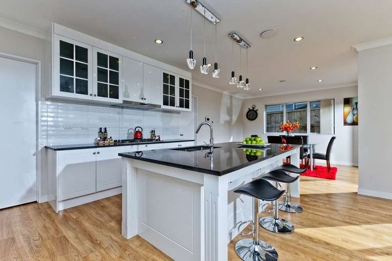 Photo of property in 60 Huntington Park Drive, Greenhithe, Auckland, 0632