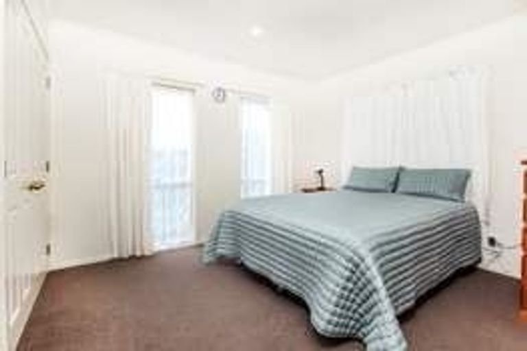 Photo of property in 64 Glenveagh Park Drive, Weymouth, Auckland, 2103