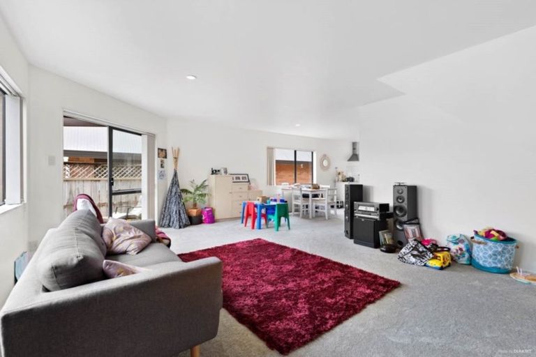 Photo of property in 4/37 Fields Parade, Oteha, Auckland, 0632