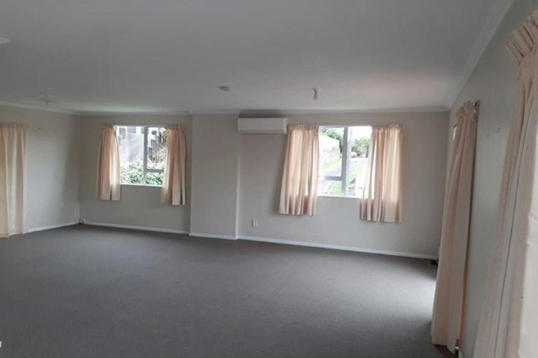 Photo of property in 5 Fairview Place, Westown, New Plymouth, 4310