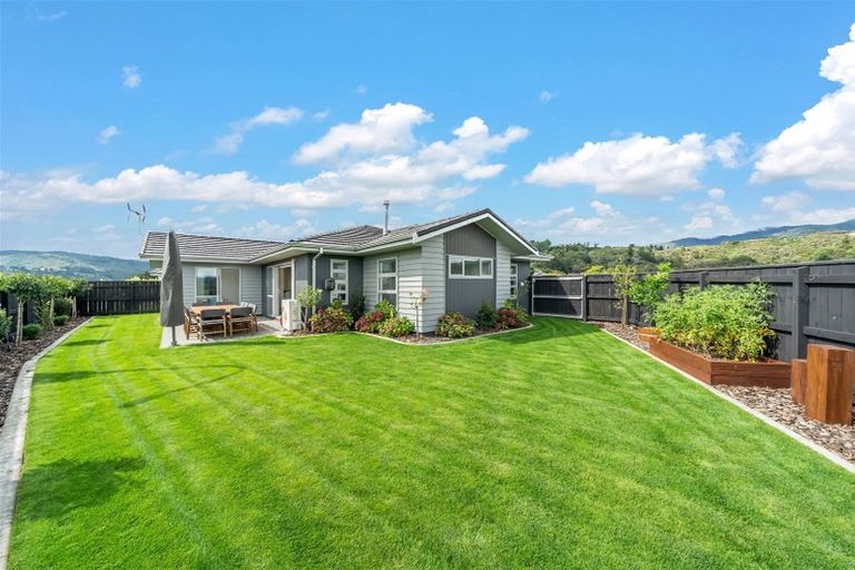 Photo of property in 77 Sunstone Crescent, Timberlea, Upper Hutt, 5018