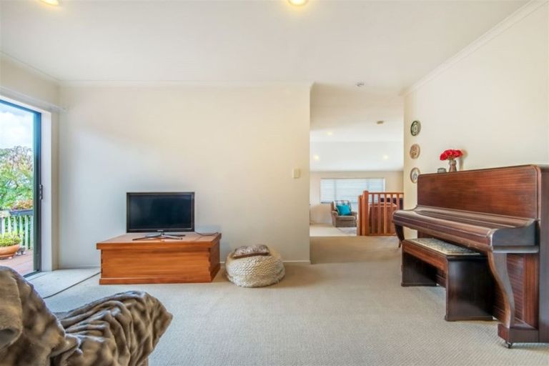 Photo of property in 24 Nimstedt Avenue, Oteha, Auckland, 0632