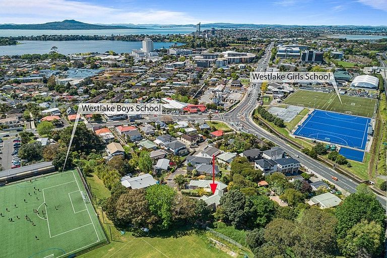 Photo of property in 2/23 Wairau Road, Forrest Hill, Auckland, 0627