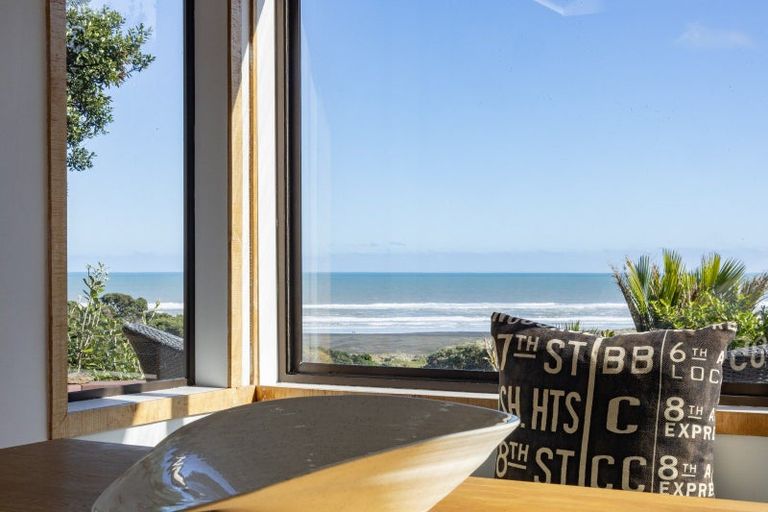 Photo of property in 101b Garden Road, Piha, New Lynn, 0772