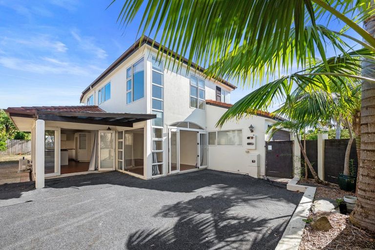 Photo of property in 2/13 Stoneleigh Court, Sunnynook, Auckland, 0632