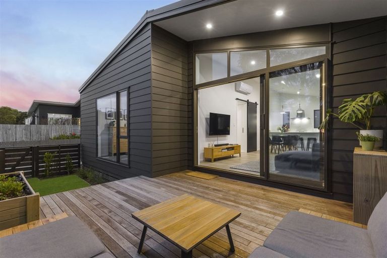 Photo of property in 9a William Bayes Place, Red Beach, 0932