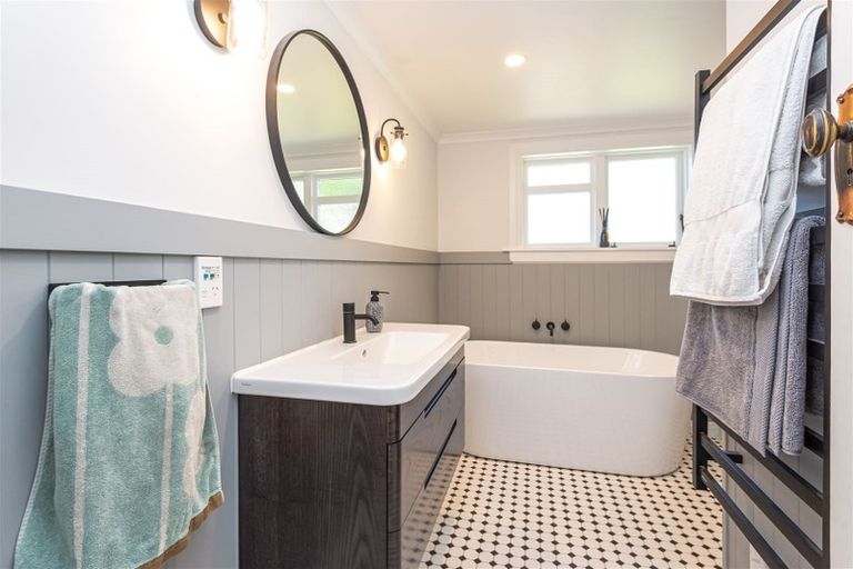 Photo of property in 108 Moncks Spur Road, Redcliffs, Christchurch, 8081