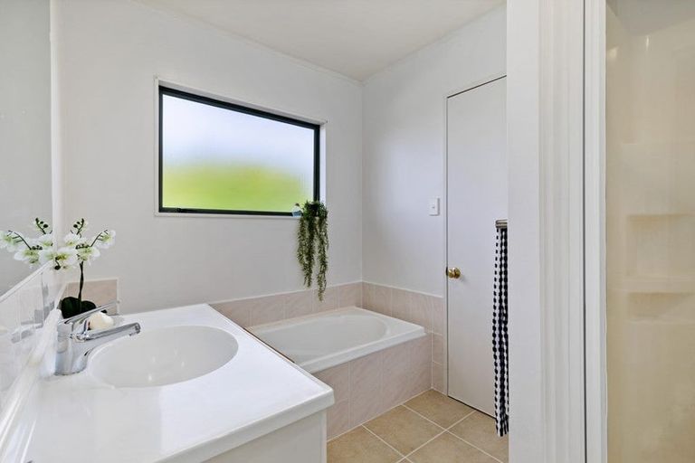 Photo of property in 2/18 Edgeworth Road, Glenfield, Auckland, 0629