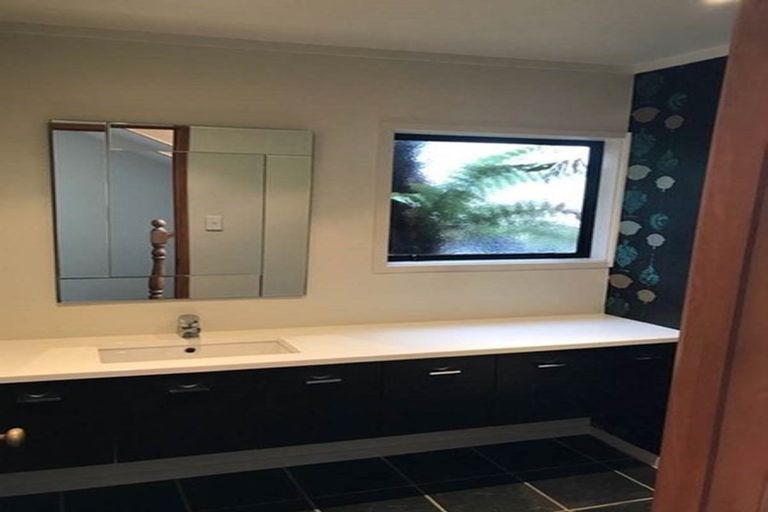 Photo of property in 2/2 Dallinghoe Crescent, Milford, Auckland, 0620