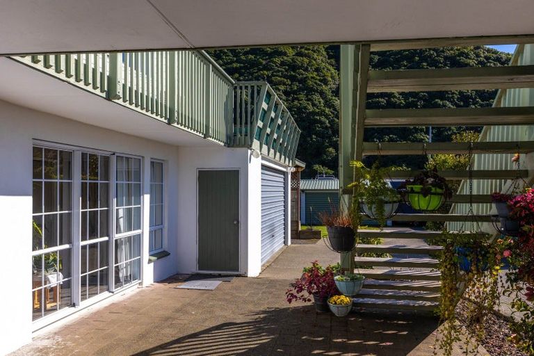 Photo of property in 48 Beach Road, Waikawa, Picton, 7220