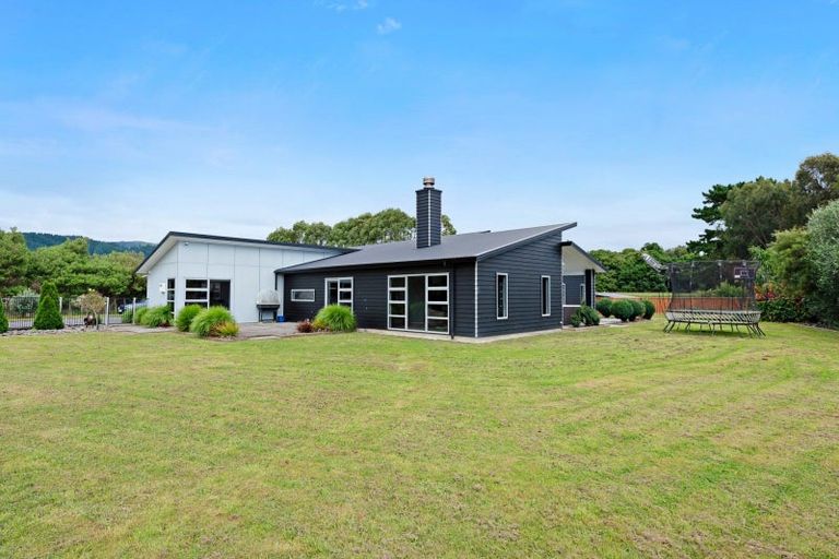 Photo of property in 51 Waikawa Beach Road, Manakau, Levin, 5573