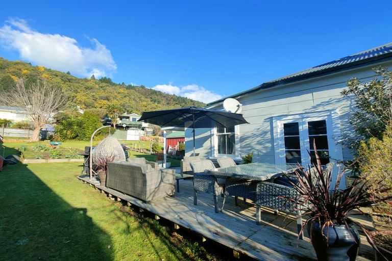 Photo of property in 108 Waikawa Road, Picton, 7220