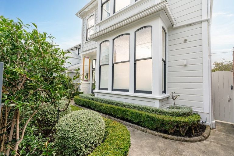 Photo of property in 18 Austin Street, Mount Victoria, Wellington, 6011