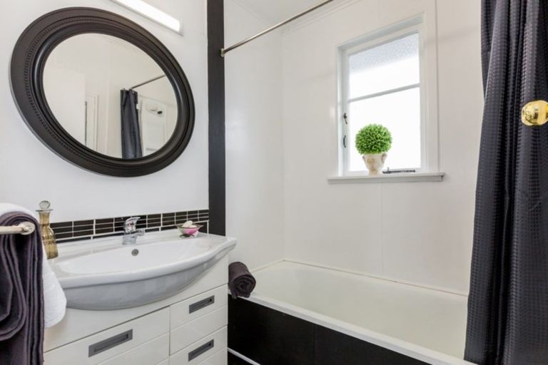 Photo of property in 12 Nimon Street, Havelock North, 4130