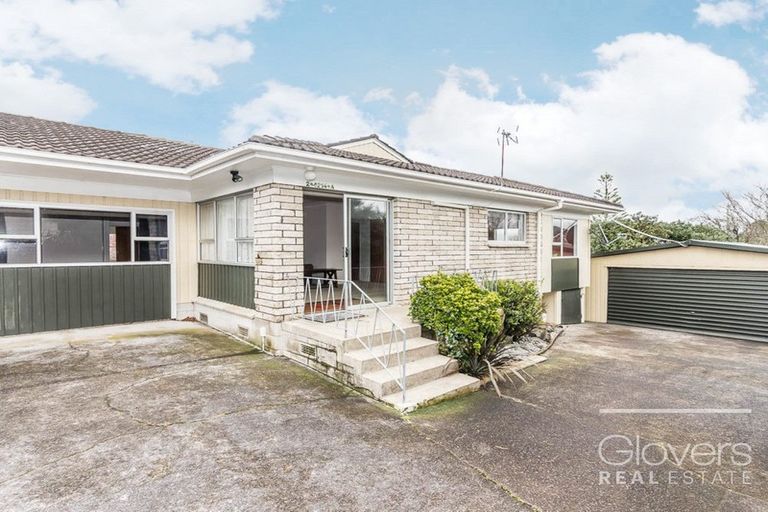 Photo of property in 2/4214a Great North Road, Glendene, Auckland, 0602