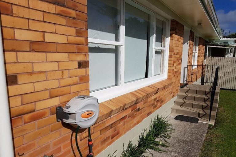 Photo of property in 2/5 Moana Avenue, Belmont, Auckland, 0622