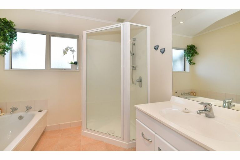 Photo of property in 168 Centreway Road, Orewa, 0931