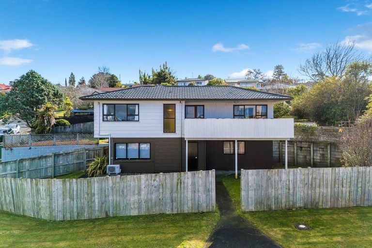 Photo of property in 1 Tableau Place, Totara Vale, Auckland, 0629
