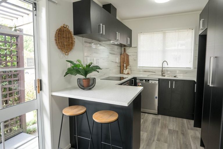 Photo of property in 98 Dalwhinnie Parade, Highland Park, Auckland, 2010